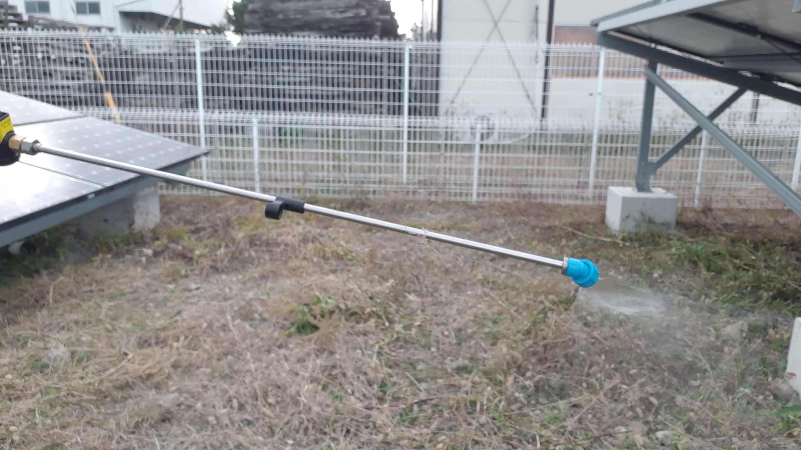 除草剤を撒いている