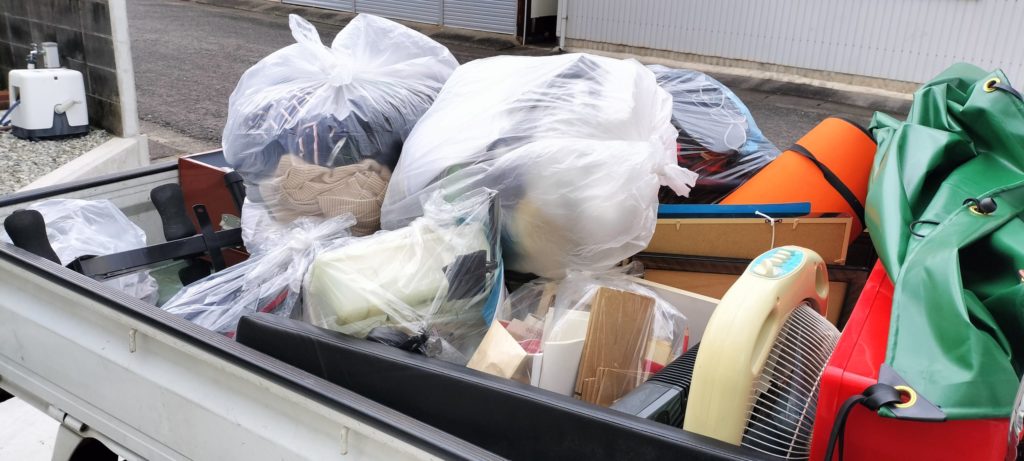 軽トラの荷台に不用品が積んである