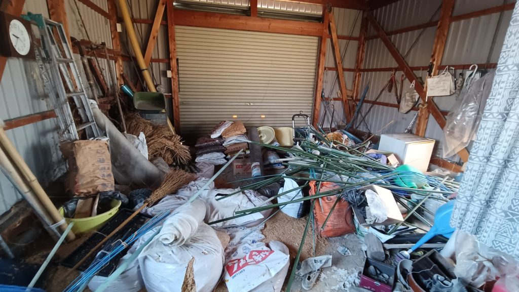 農業倉庫に不用品が散乱
