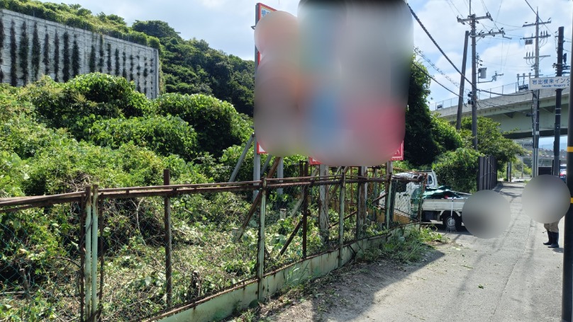 和歌山県岩出市の道路沿いで貸し看板まわりが伐採・草刈りされ視認性が向上した全体写真