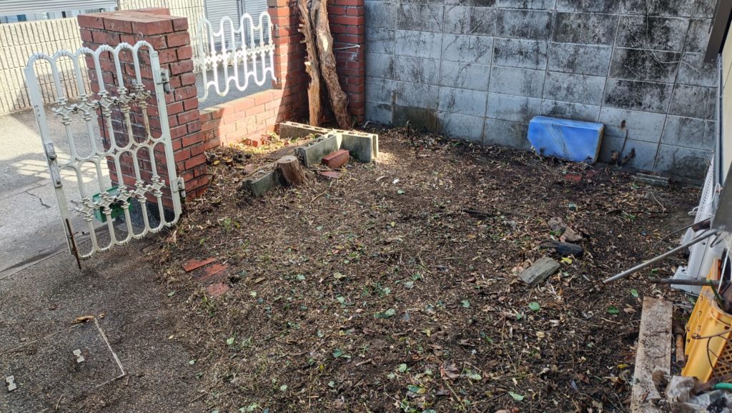 ブロック塀と門扉まわりが見通し良くなった空き家の庭