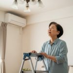 電球を交換したいお婆さん